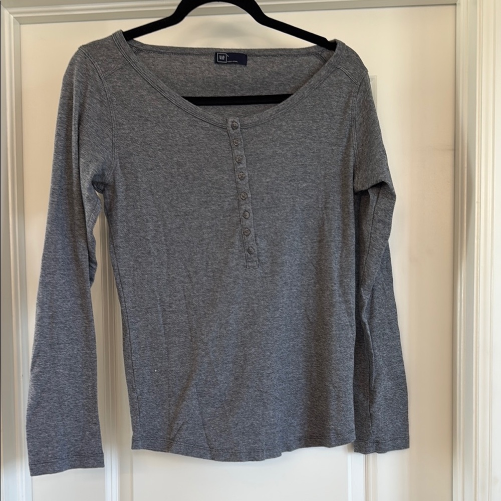 GAP Fitted Gray Long Sleeve Tee